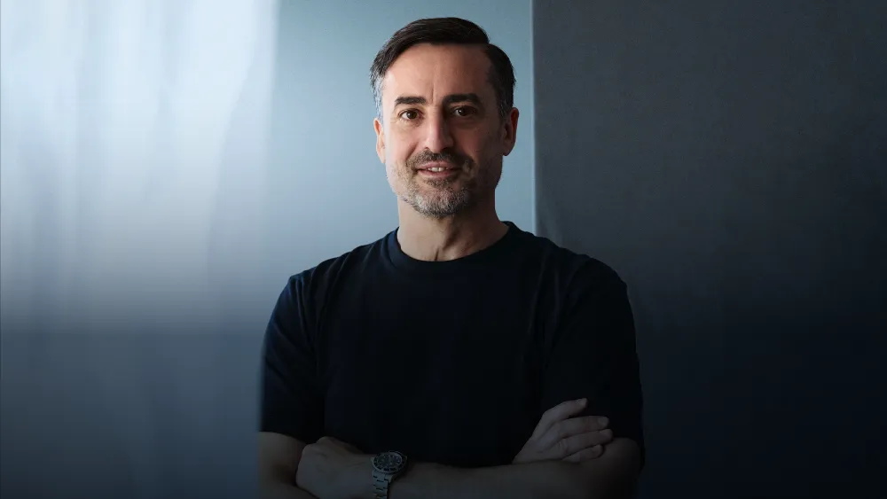 Entscheidungen leichter treffen – weniger grübeln, klarer handeln. Porträt von Dr. Daniel Holzinger, Dozent, Internationaler Supervisor und Cognitive Coach.